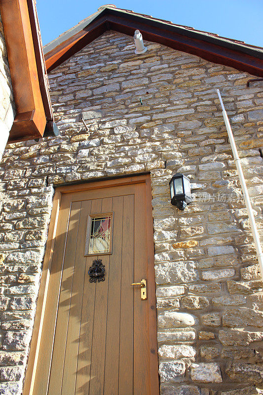 木质的前门/后门门环，鹅卵石墙